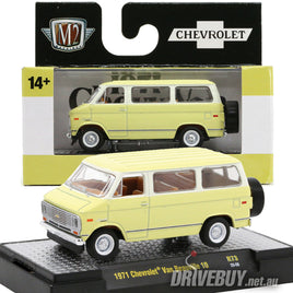 M2 Machines 1971 Chevy Beauville 10 Van 1/64